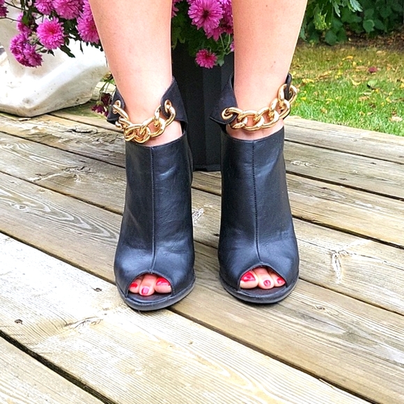 Super Hot Ankle Boots! LIKE NEW! Zigi Soho Faux Leather, Gold Chains, Wedge, 8 - Picture 5 of 17